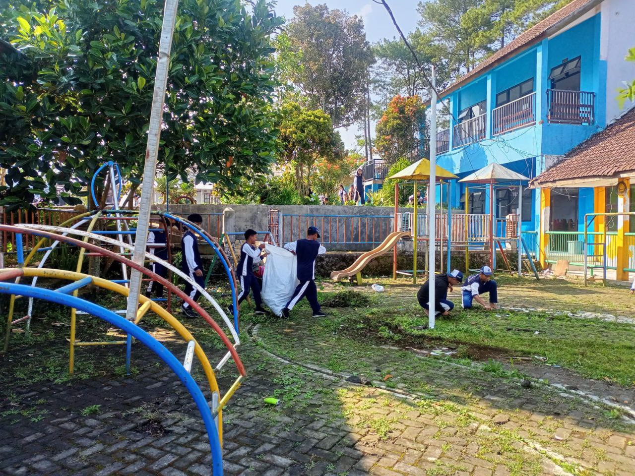 Kegiatan Jumat Bersih SMP Kristen Baithani Tutur 